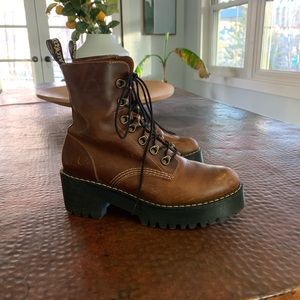 DR. MARTENS LEONA 7- HIKER BOOT W SIZE 9